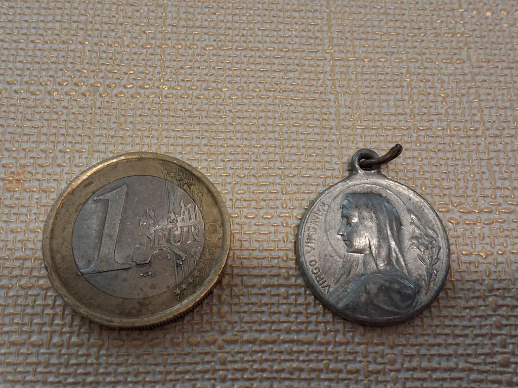 Antieke verzilverde religieuze medaille Maria Lourdes, Antiek en Kunst, Ophalen of Verzenden