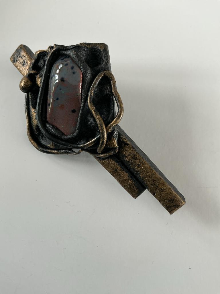 Broche van modoline en een steen, Sieraden, Tassen en Uiterlijk, Broches, Nieuw, Overige materialen, Overige kleuren, 4 tot 7 cm