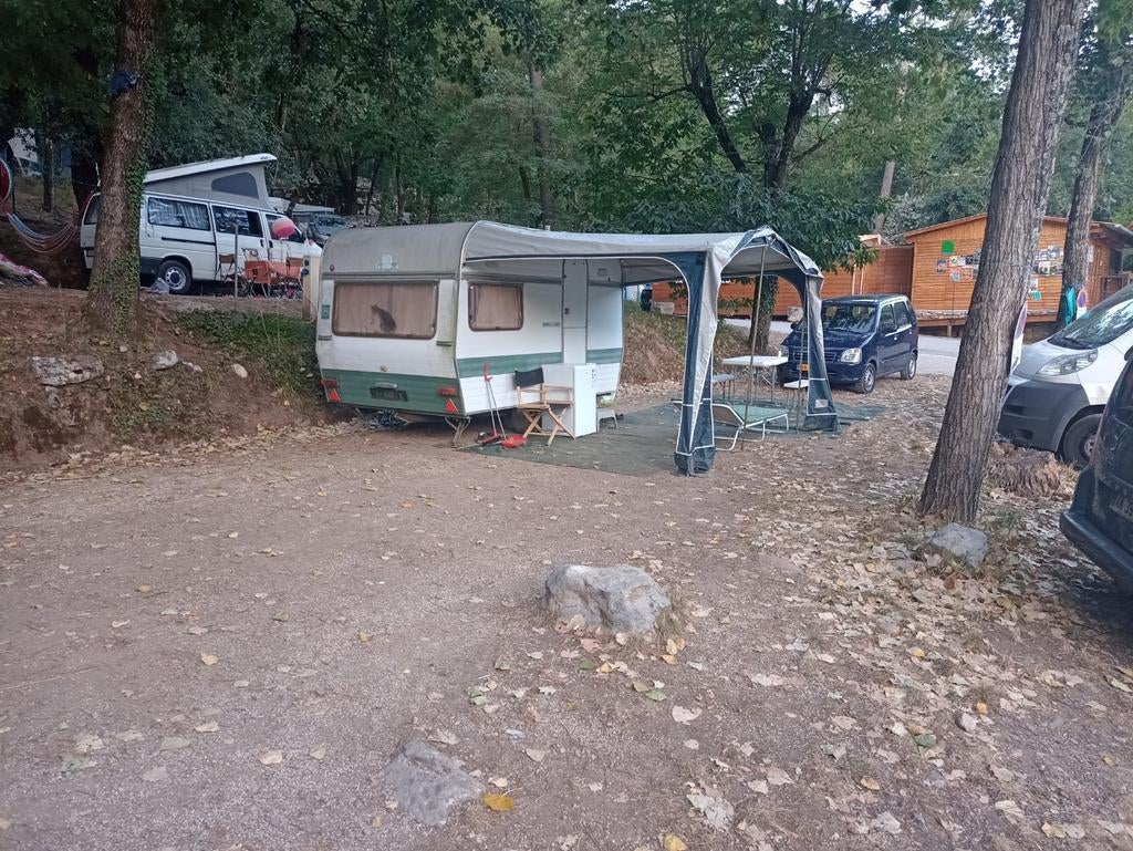 Oude chateaux caravan met complete voortent en stokken, Drie personen of meer, Ticket of Toegangskaart