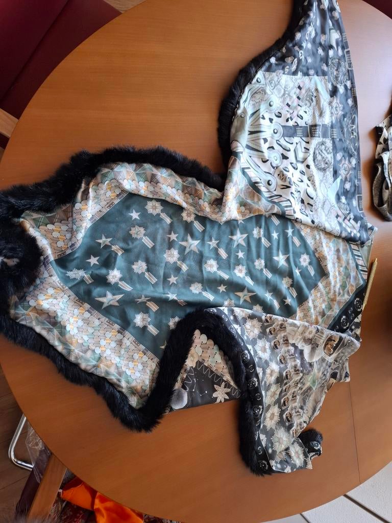 Mucho Gusto sjaal .Groot met bont omrand NIEUW, Ophalen of Verzenden, Zo goed als nieuw, Maat 46/48 (XL) of groter, Sjaal