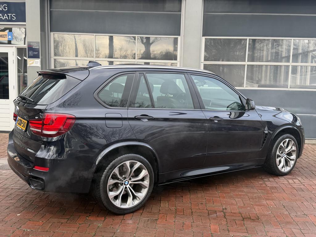 BMW X5 xDrive50i High Executive 7p Dealer onderhouden Bj 201, Auto's, BMW, Automaat, Gebruikt, 7 stoelen, Zwart