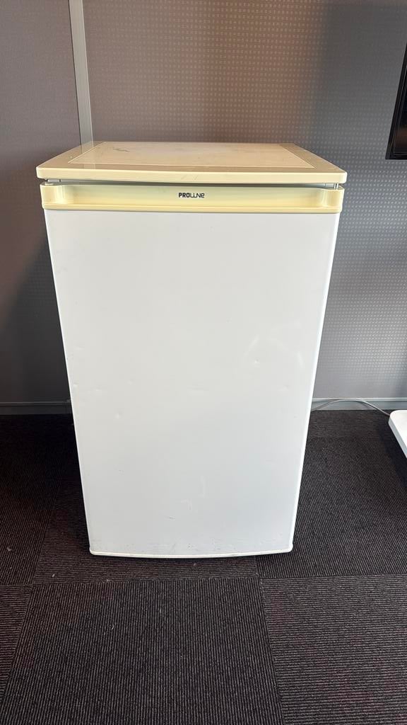 Small fridge with in-built freezer compartment, Witgoed en Apparatuur, Ophalen, Gebruikt, Minder dan 85 cm, Minder dan 75 liter