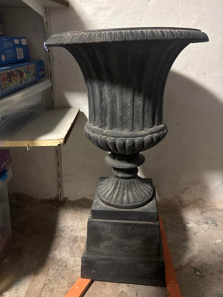 Gietijzeren Tuinvaas op Sokkel - Klassiek Design, Tuin en Terras, Gebruikt, Minder dan 60 cm, Ophalen of Verzenden, Metaal