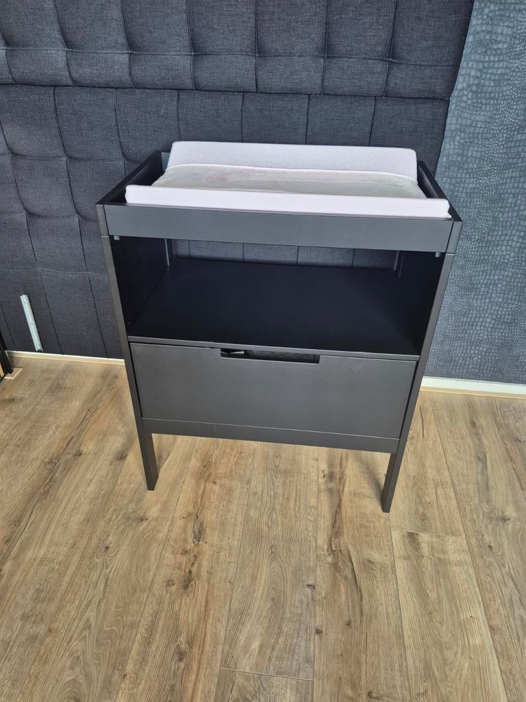 Zwarte commode met lade, Kinderen en Baby's, Kinderkamer | Commodes en Kasten, Ophalen, 50 tot 70 cm, 75 tot 100 cm, 90 tot 105 cm