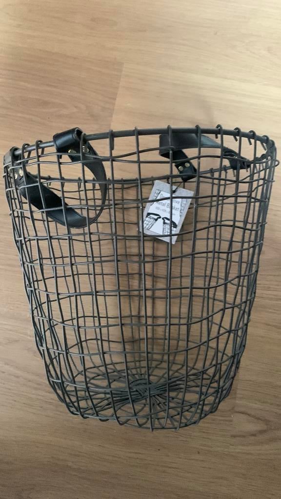 Decoratieve metalen mand met leren(?) hengsels, Fietsen en Brommers, Ophalen of Verzenden, Nieuw