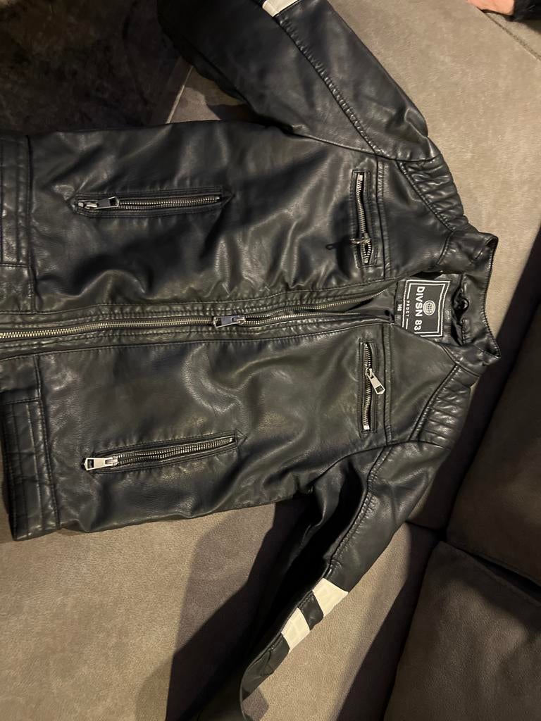Stoere zwarte leren jas voor jongens - DIVSN 83, maat 146, Kinderen en Baby's, Kinderkleding | Maat 146, Ophalen, Gebruikt, Jongen