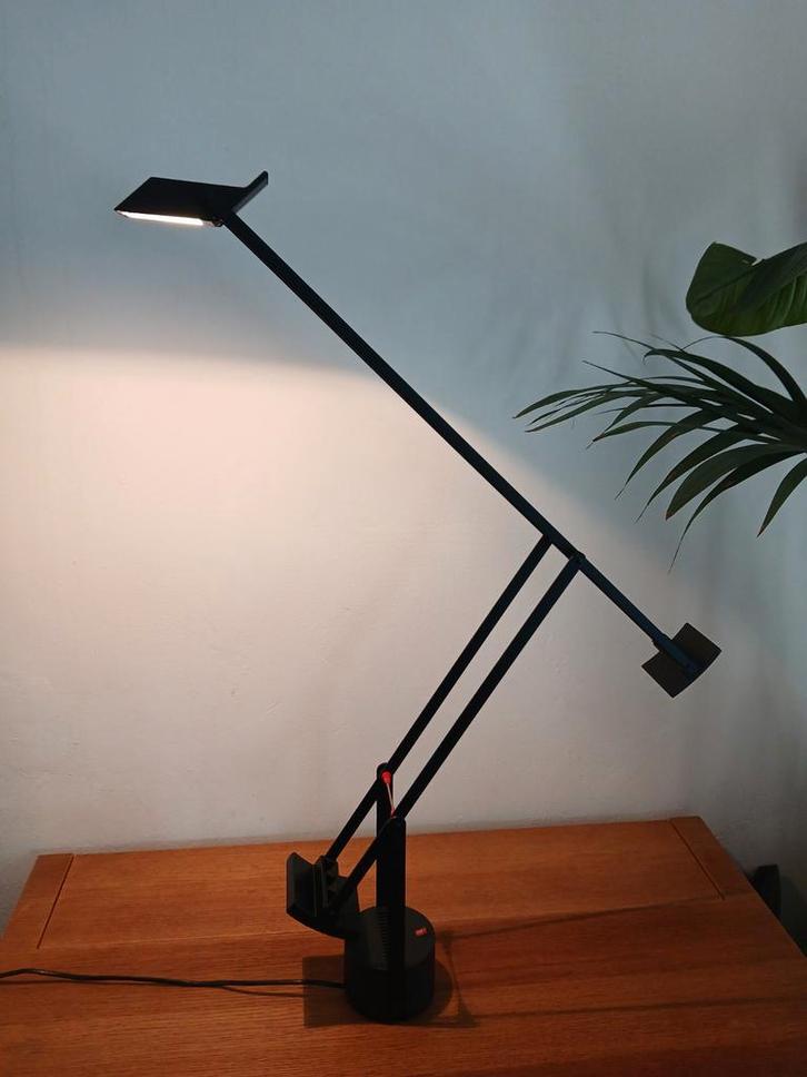Artemide Tizio Tafellamp - Designklassieker Richard Sapper, Huis en Inrichting, Lampen | Tafellampen, Gebruikt, 50 tot 75 cm, Metaal