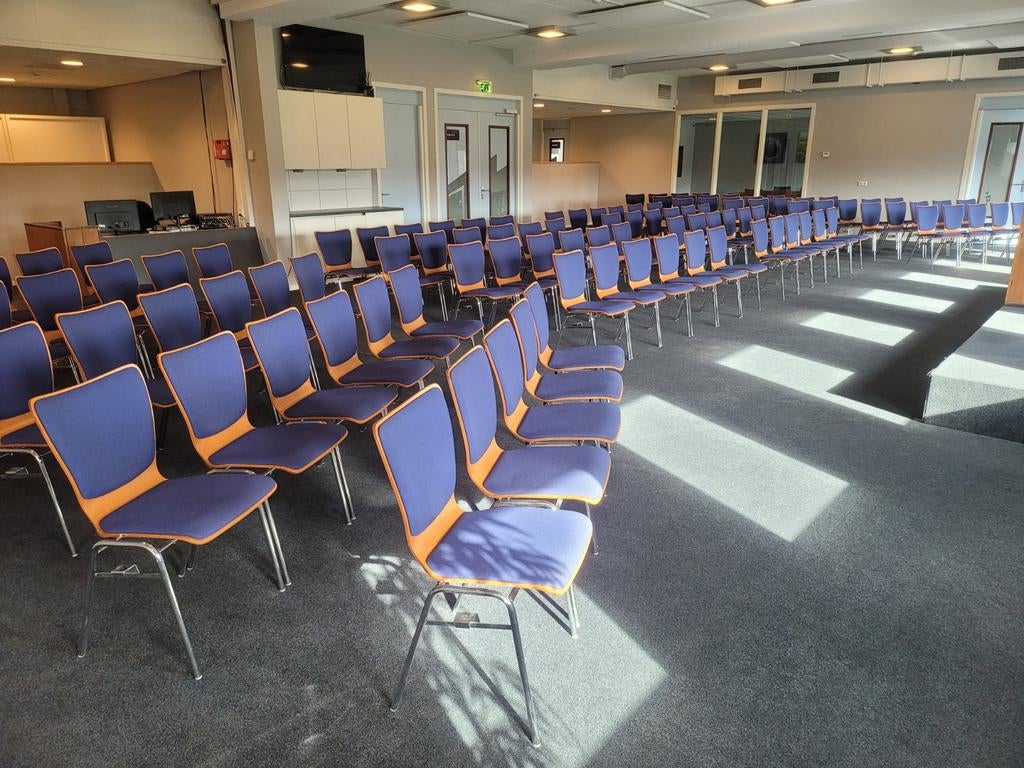 Partij kerkstoelen, zaalstoelen, kantinestoelen 130 stuks, Huis en Inrichting, Stoelen, Ophalen, Gebruikt, Blauw, Stof