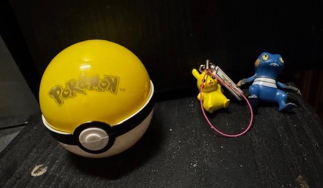 Pokemon bal met Pikachu en Croagunk, Ophalen of Verzenden, Nieuw, Overige typen