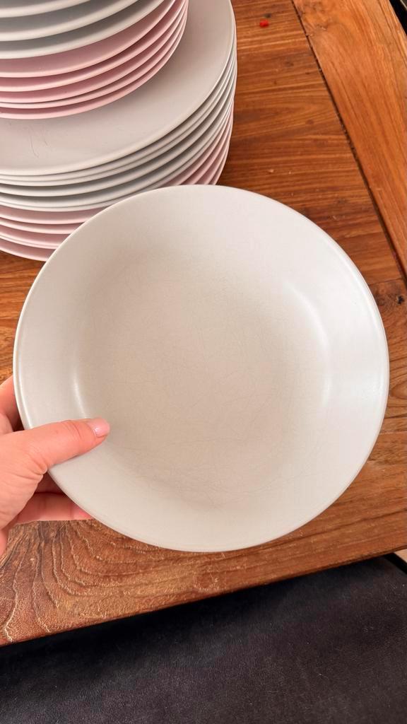 Ikea servies: borden en kommen in grijs en roze, Huis en Inrichting, Keuken | Servies, Zo goed als nieuw, Compleet servies, Effen