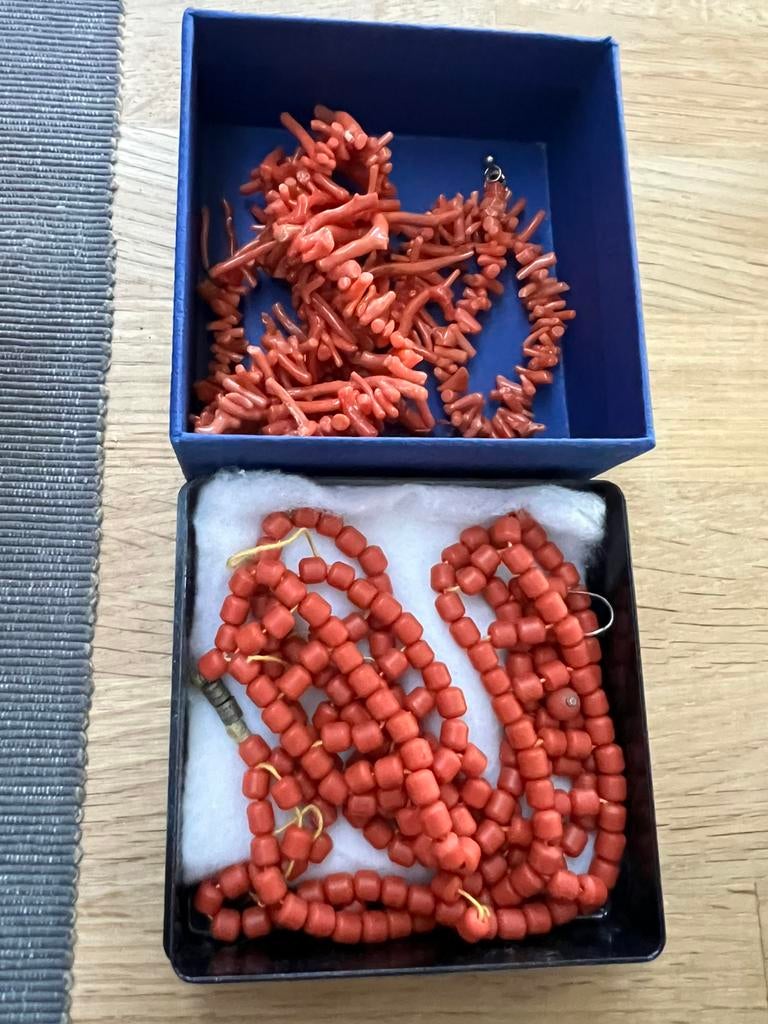 Bloedkoraal ketting en moet opnieuw gevlochten worden, Sieraden, Tassen en Uiterlijk, Kettingen, Ophalen of Verzenden, Rood