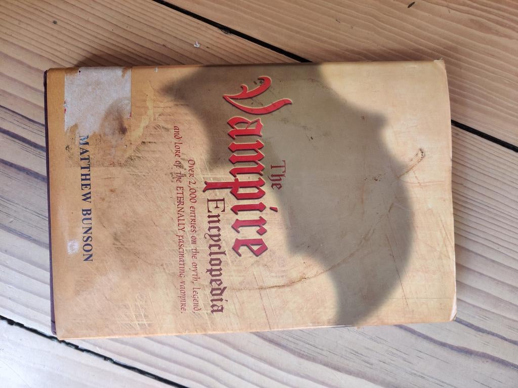 The Vampire Encyclopedia - Matthew Bunson, Boeken, Encyclopedieën, Gelezen, Matthew Bunson, Ophalen of Verzenden, Los deel