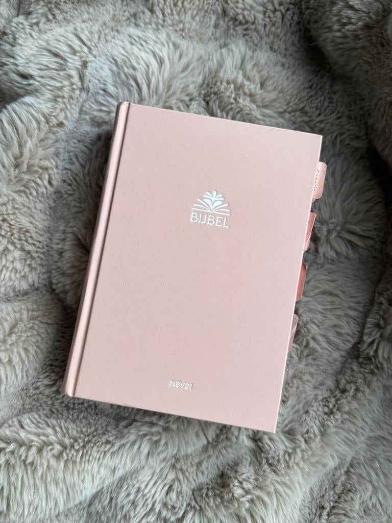 Zij lacht Bijbel NBV21 hardcover., Ophalen of Verzenden, Zo goed als nieuw