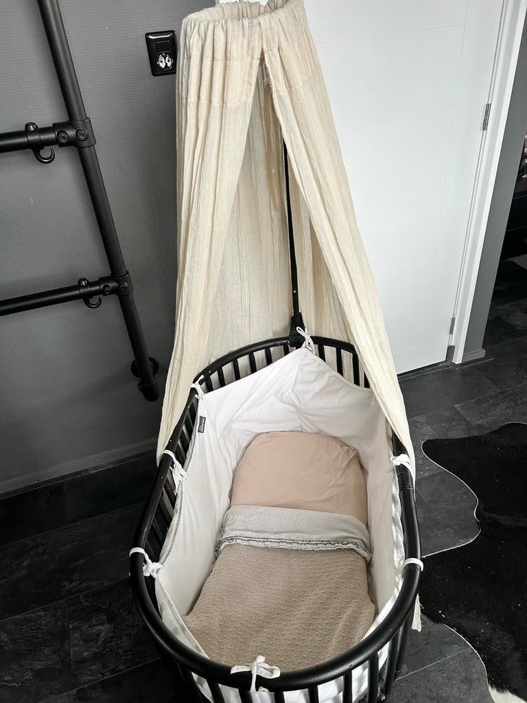 Rotan wiegje met hemeltje - Zwart, Kinderen en Baby's, Babywiegjes en Ledikanten, Ophalen, Zo goed als nieuw, Wieg