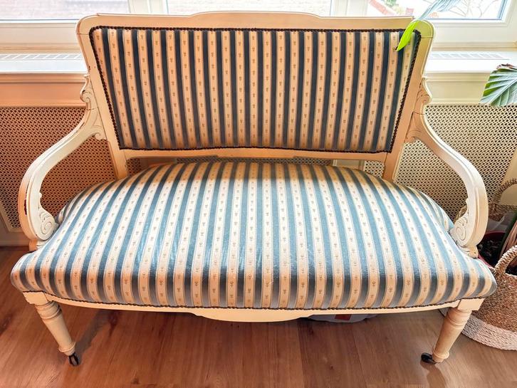 Charmant antiek bankje met gestreepte bekleding, Huis en Inrichting, Banken | Sofa's en Chaises Longues, Gebruikt, Tweepersoons