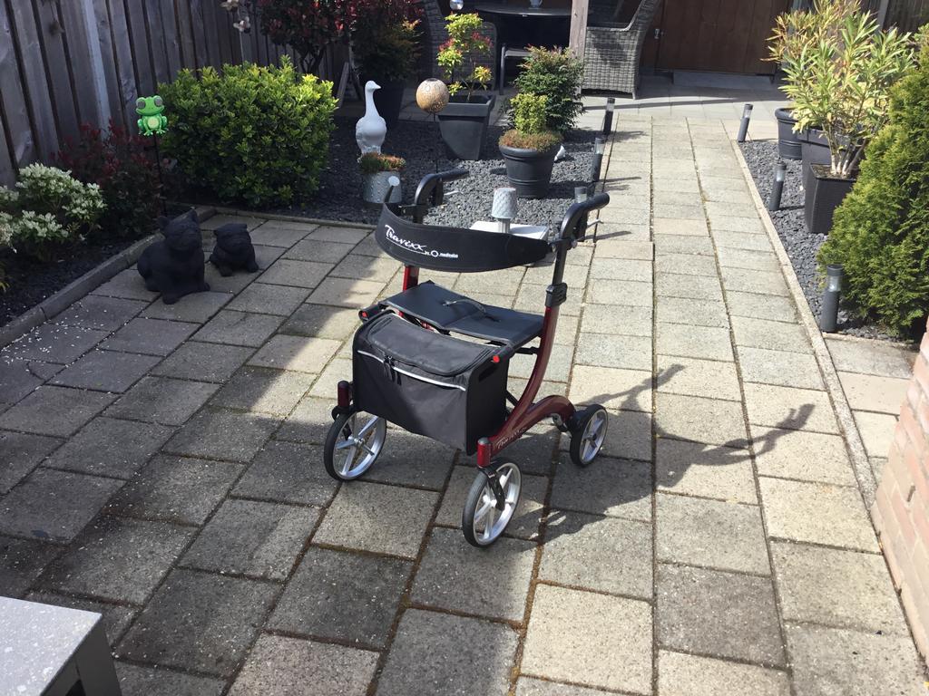 Super travixx de luxe rollator hier niet meer nodig, Diversen, Verpleegmiddelen, Ophalen, Zo goed als nieuw
