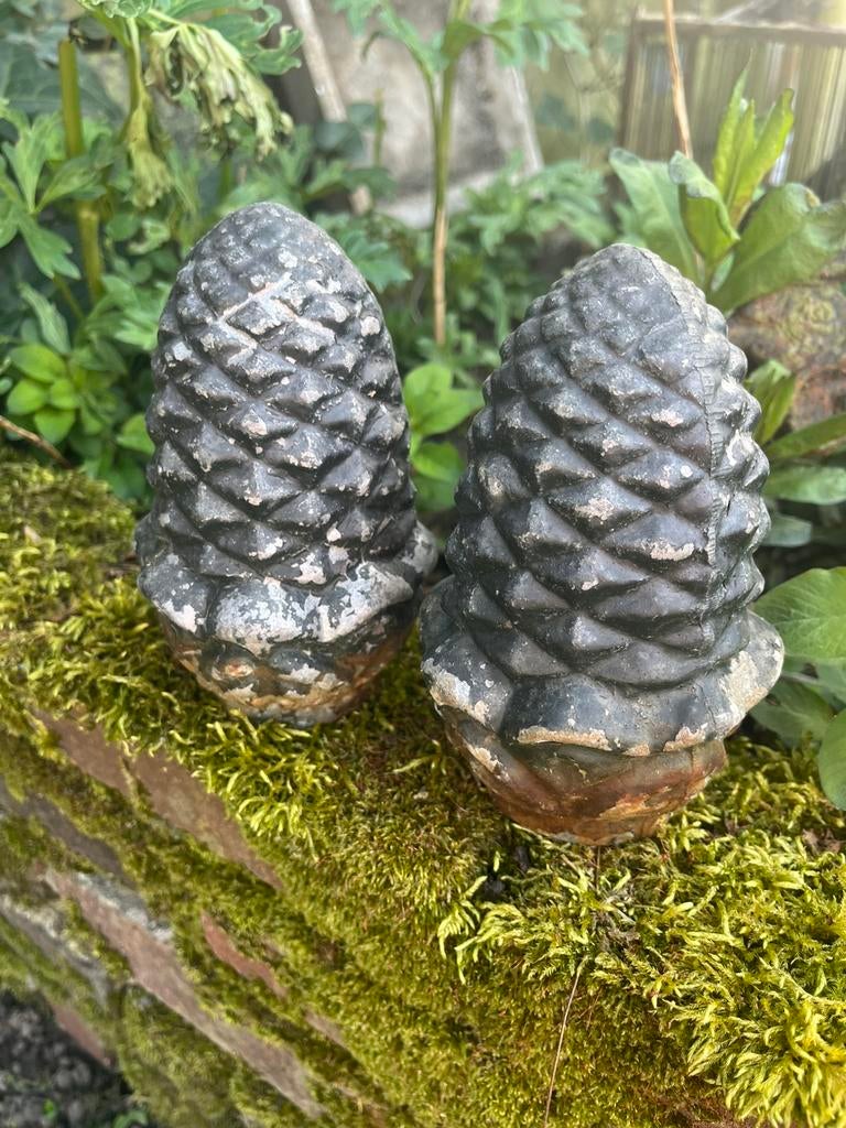 2 ijzeren dennenappels, Ophalen, Zo goed als nieuw