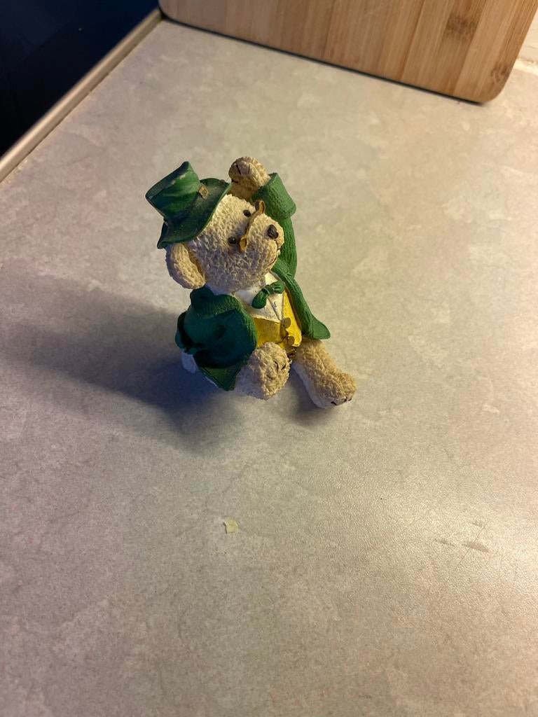 Beeldje van een beer in Ierse kleding, Verzamelen, Ophalen of Verzenden, Zo goed als nieuw, Dier