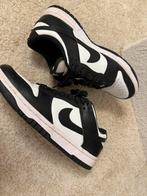 Nike Dunk Low - Zwart/Wit - Maat 38, Kleding | Dames, Schoenen, Ophalen of Verzenden, Gedragen, Zwart, Sneakers of Gympen