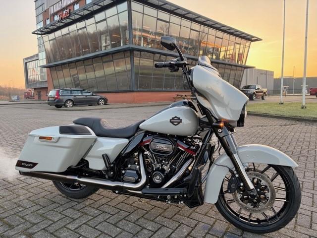 Harley-Davidson FLHXSE CVO STREETGLIDE 2524 KM (bj 2021), Motoren, Dopplerlaan 26
9207 HC  Drachten, NL, H-D Benelux B.V., Bedrijf