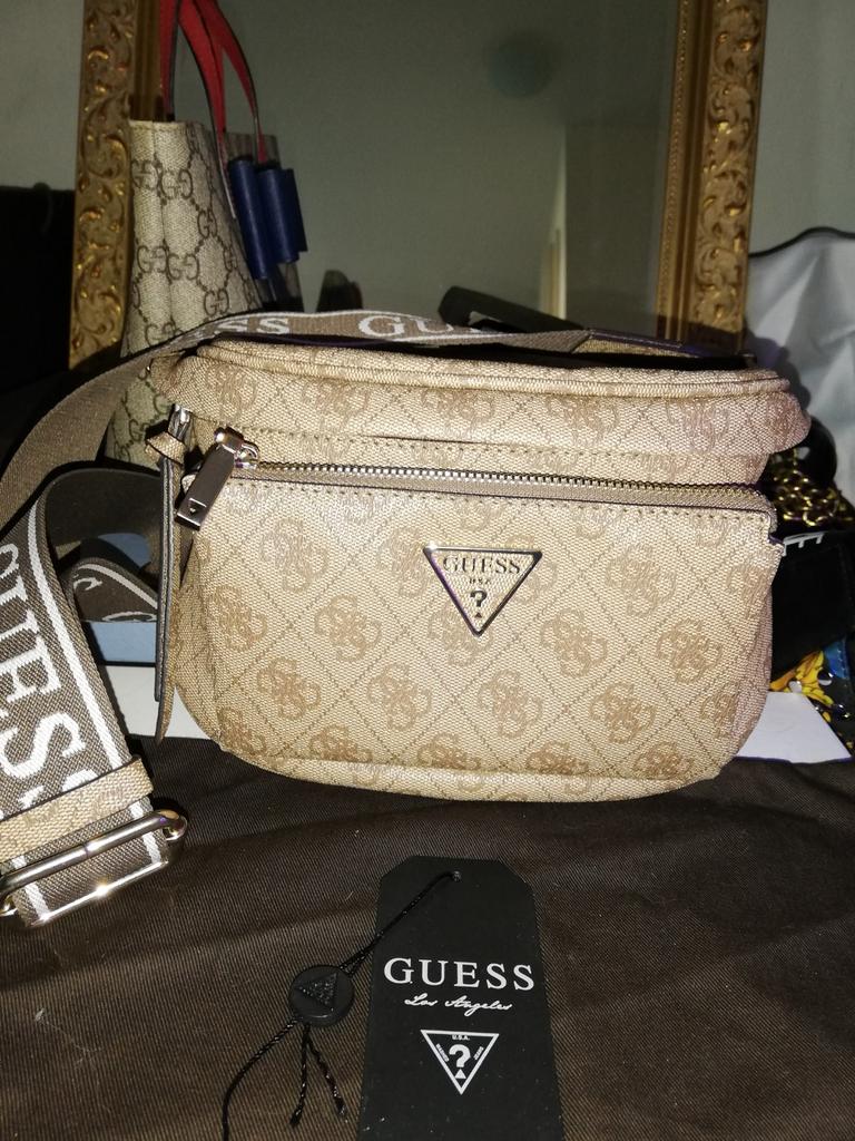 Guess bumbag nieuw kleur beige goud, Sieraden, Tassen en Uiterlijk, Tassen | Schoudertassen, Overige merken, Beige, Nieuw, Ophalen of Verzenden