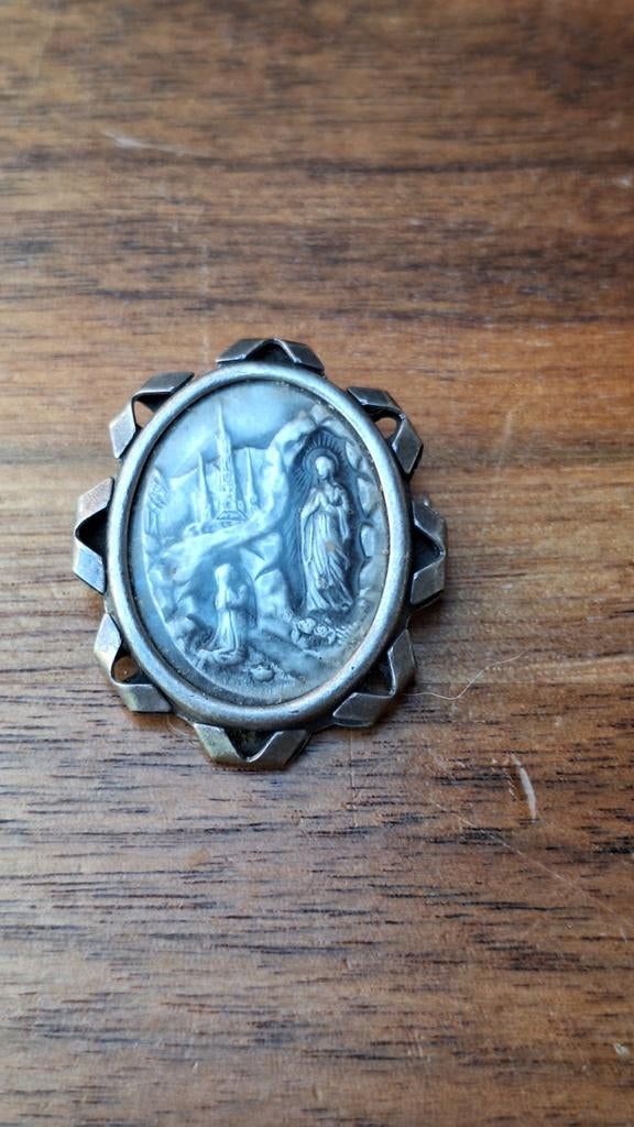 Oude broche Lourdes - Maria verschijning, Ophalen of Verzenden