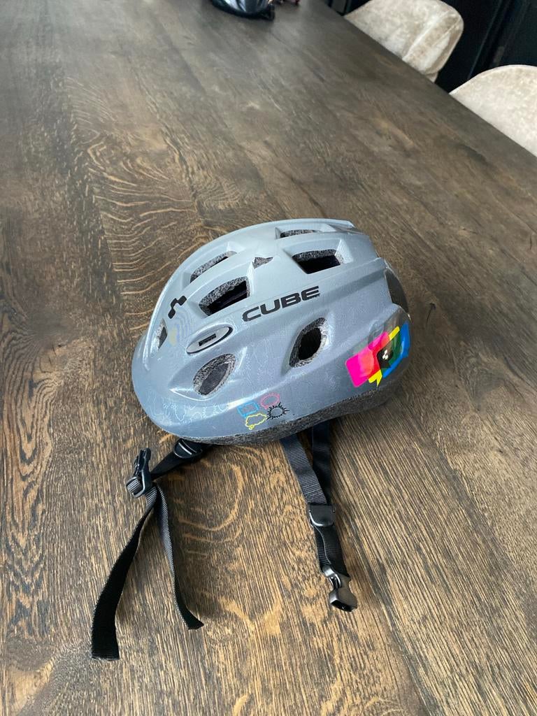 CUBE Fietshelm voor Kinderen - Grijs met Kleurrijke Details, Ophalen of Verzenden, Gebruikt, Overige maten, Jongen of Meisje