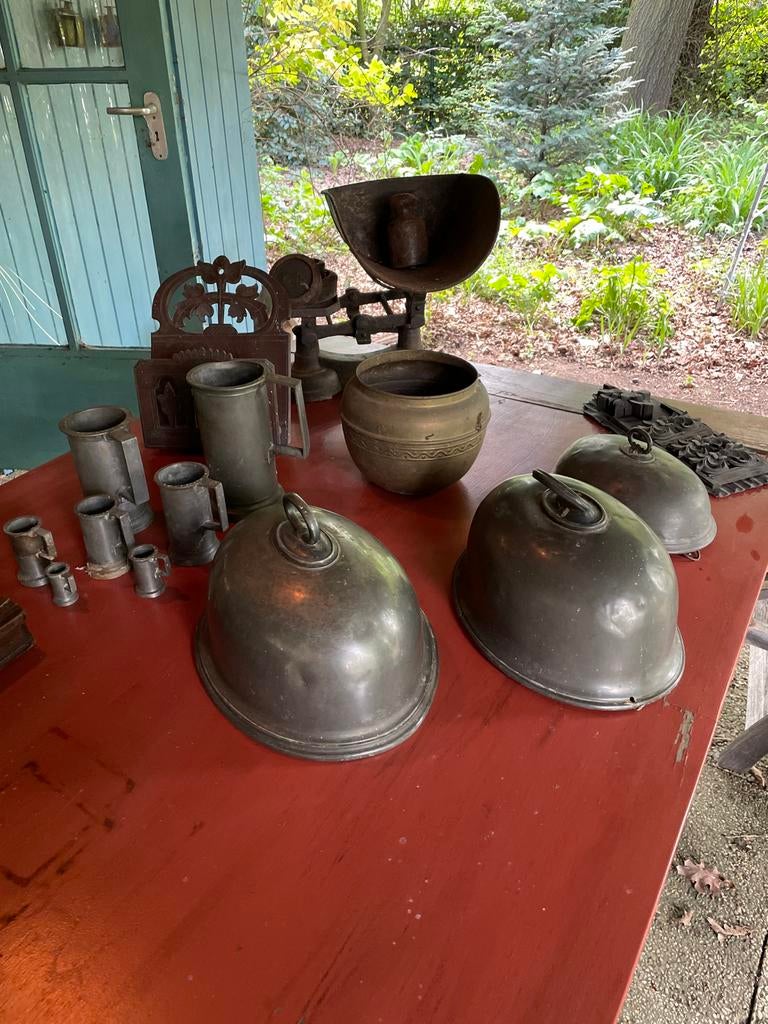 Diverse antieke spullen: naaimachine, tinnen deksels, kelken, Ophalen