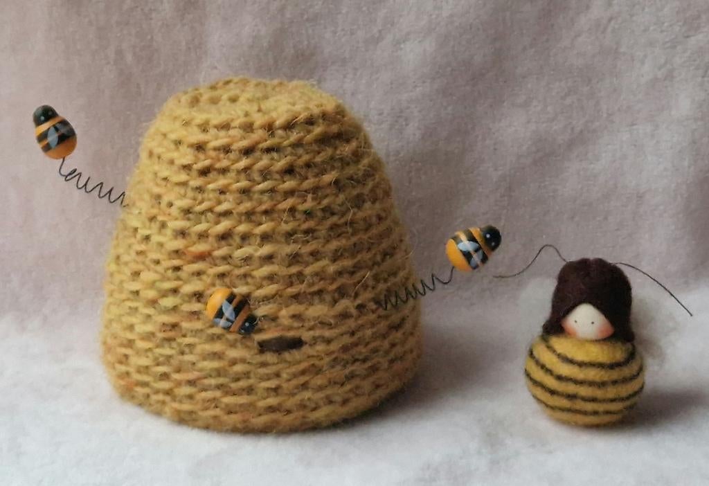 Seizoenstafel zomer bijenkorf bijenkind popje Vrije School, Hobby en Vrije tijd, Vilt, Verzenden, Nieuw, Figuurtje(s)