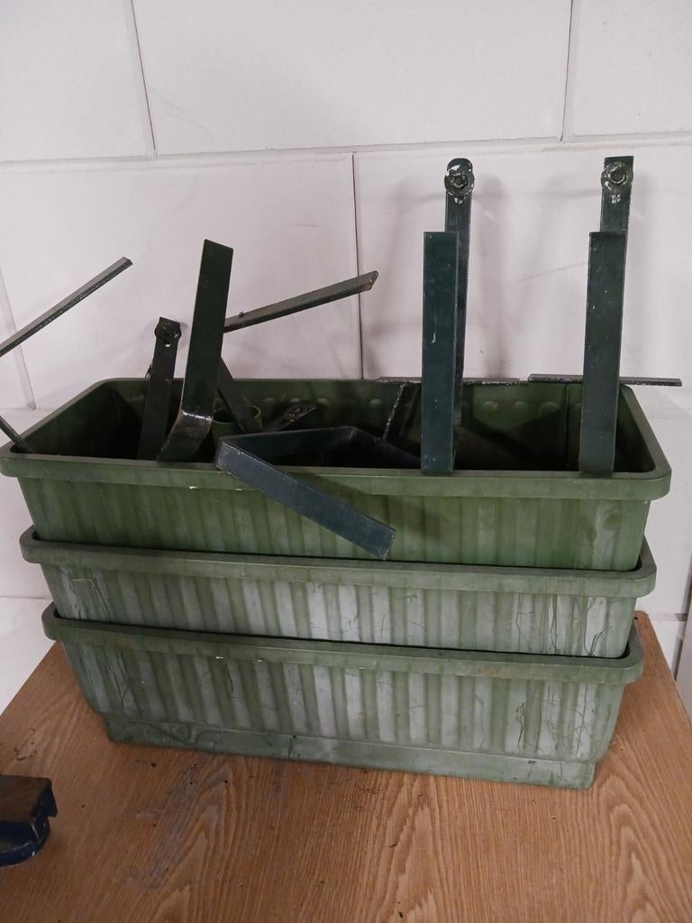 Bloembakken met ophangbeugels - alles te zien, Tuin en Terras, Bloembakken en Plantenbakken, Ophalen, Kunststof, Gebruikt, Minder dan 30 cm