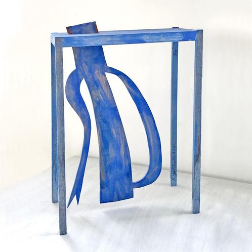 Klaas Gubbels houten OBJECT blauwe tafel + ketel gesigneerd, Antiek en Kunst, Kunst | Beelden en Houtsnijwerken, Ophalen of Verzenden