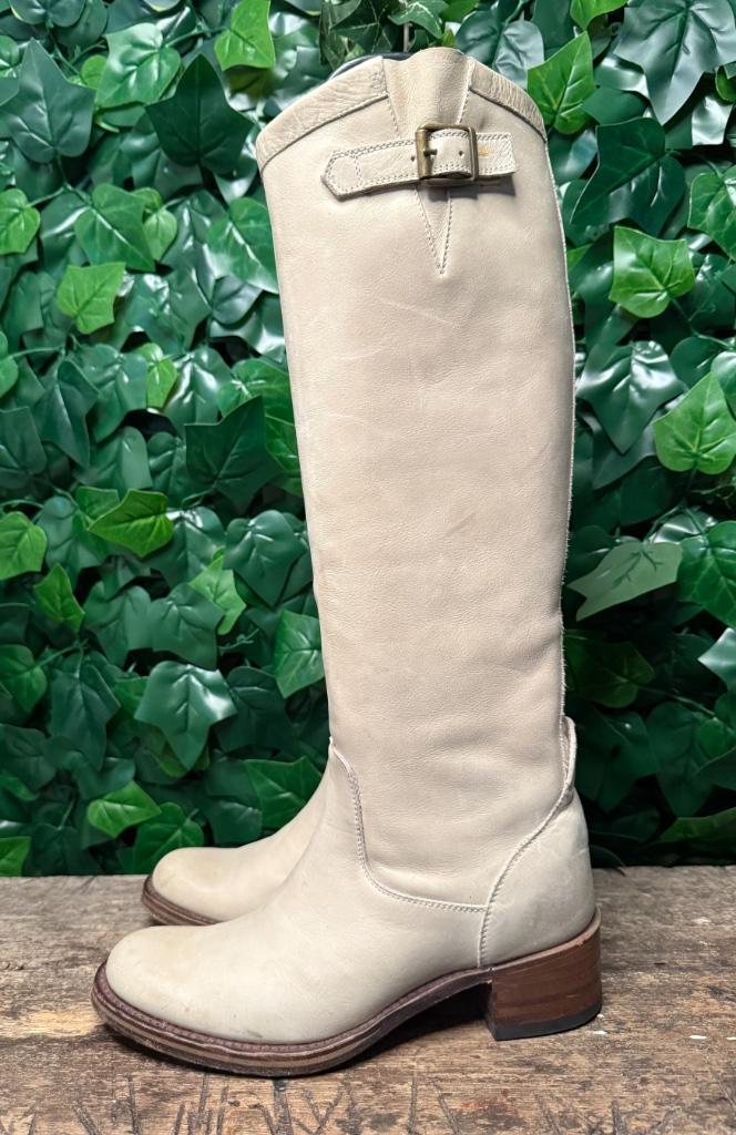 gewoon Nieuwe prachtige laarzen van Sendra maat 38, Kleding | Dames, Schoenen, Zo goed als nieuw, Hoge laarzen, Beige, Ophalen of Verzenden