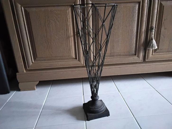 Prachtige smeedijzeren draad vaas/zuil/pot gietijzeren voet, Tuin en Terras, Tuinvazen, Zo goed als nieuw, Ophalen