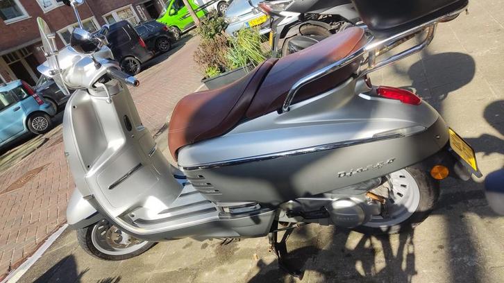 Peugeot Django 50 cc 2017 – Incl. 2 helmen + ART‑slot, Fietsen en Brommers, Scooters | Overige merken, Zo goed als nieuw, Maximaal 45 km/u