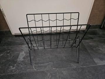 Kranten- en tijdschriftenbak beschikbaar voor biedingen