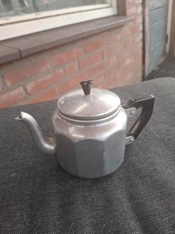 Vintage theepotje aluminium beschikbaar voor biedingen