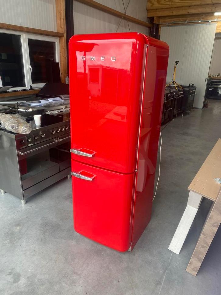 Rode Smeg Koelkast met Vriesvak, Witgoed en Apparatuur, Koelkasten en IJskasten, Zo goed als nieuw, Met vriesvak, 200 liter of meer
