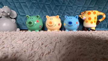 4 spaarpotten en 1 beker  beschikbaar voor biedingen