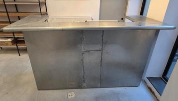 Geheel met zink beklede"huis" Bar met werkblad en inrichting beschikbaar voor biedingen