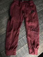 Nike Tech broek rood 146-152, Kinderen en Baby's, Kinderkleding | Maat 146, Gebruikt, Ophalen of Verzenden, Broek