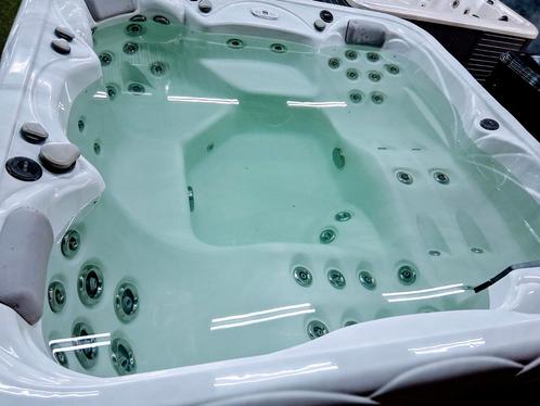 WELLIS 2 ligplaatsen massage jacuzzi incl bezorging&garantie, Tuin en Terras, Bubbelbaden en Hottubs, Gebruikt, Filter, Trap, Ophalen of Verzenden