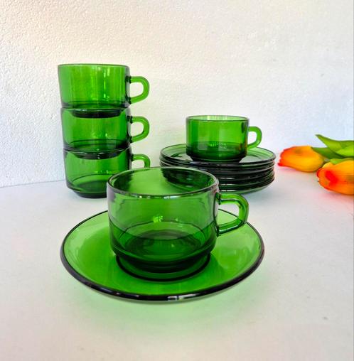 Groene glazen kopjes met schotels Vereco France, Huis en Inrichting, Keuken | Servies, Zo goed als nieuw, Kop(pen) en/of Schotel(s)