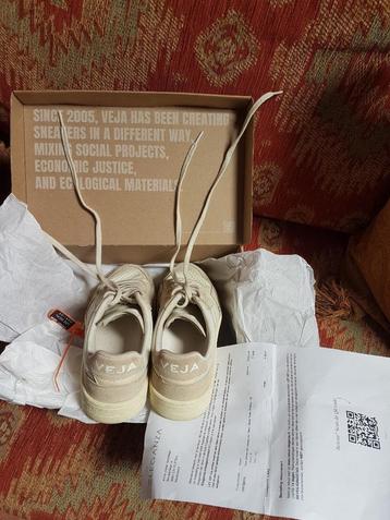 Veja V90 beige sneakers maat 39 beschikbaar voor biedingen