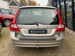 Volvo V70 2.5FT Momentum 200PK H.LEER / XENON / TREKHAAK, Voorwielaandrijving, Gebruikt, Beige, Traction-control