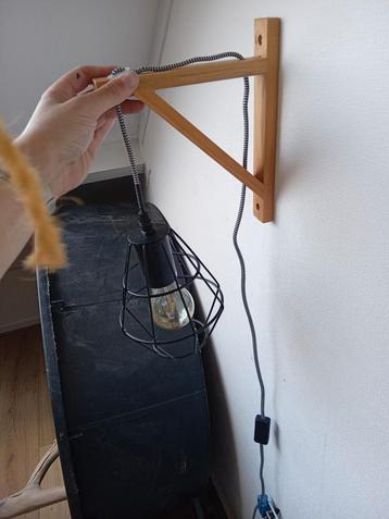 wandlampen 2 stuks plus een tafellamp beschikbaar voor biedingen