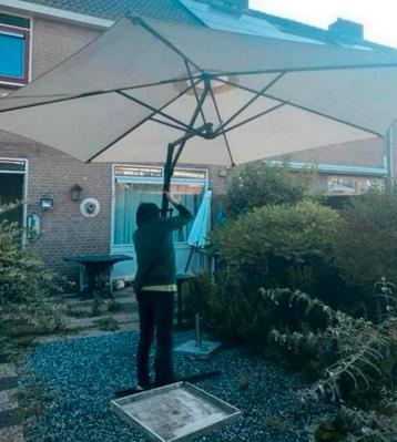 Parasol mooie grote parasol zweef parasol zeer goede staat beschikbaar voor biedingen