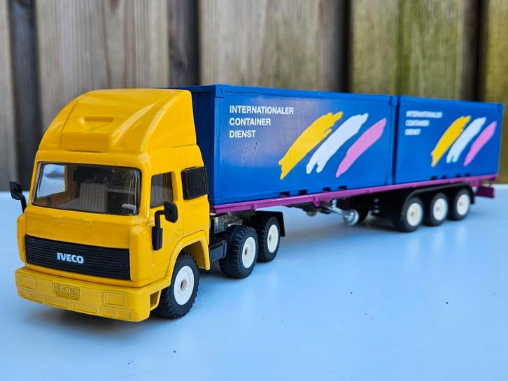 Siku Iveco containet transport ICD geel met blauwe container, Hobby en Vrije tijd, Modelauto's | 1:50, Zo goed als nieuw, Bus of Vrachtwagen