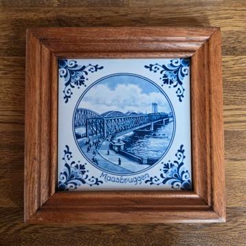 Delfts Blauw Tegeltje  Maasbruggen in Houten Lijst beschikbaar voor biedingen