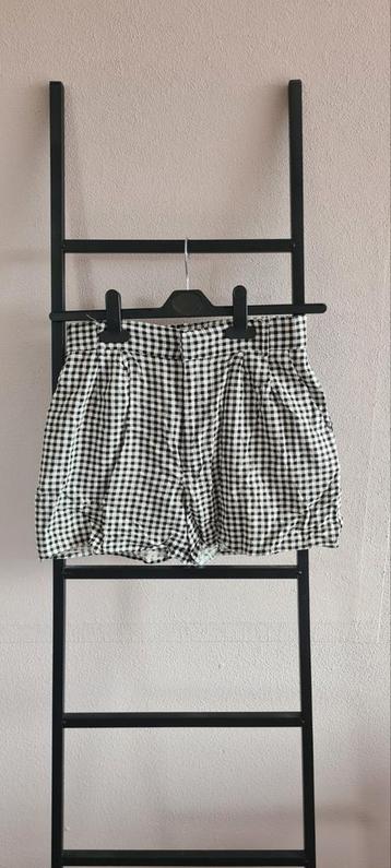 Korte broek zwart/wit geblokt (Stradivarius maat 36) beschikbaar voor biedingen