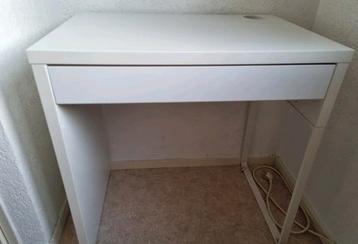Bureau, stevige computertafel, tafel. MICKE van IKEA ZGAN  beschikbaar voor biedingen